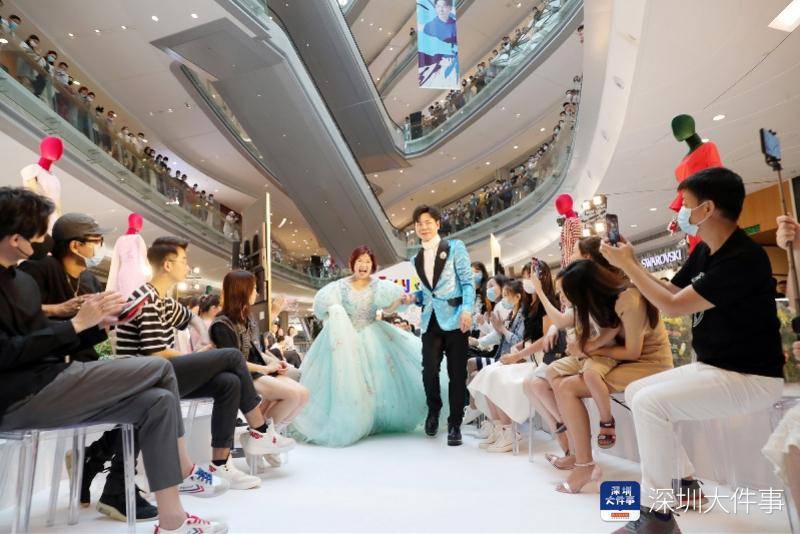 这群模特将深圳历史和品牌"穿"上身,有名企,还有校服和老报纸