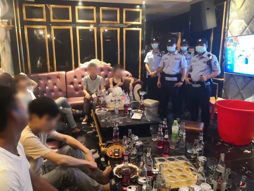 大化警方夜查娱乐场所17名吸毒人员栽了