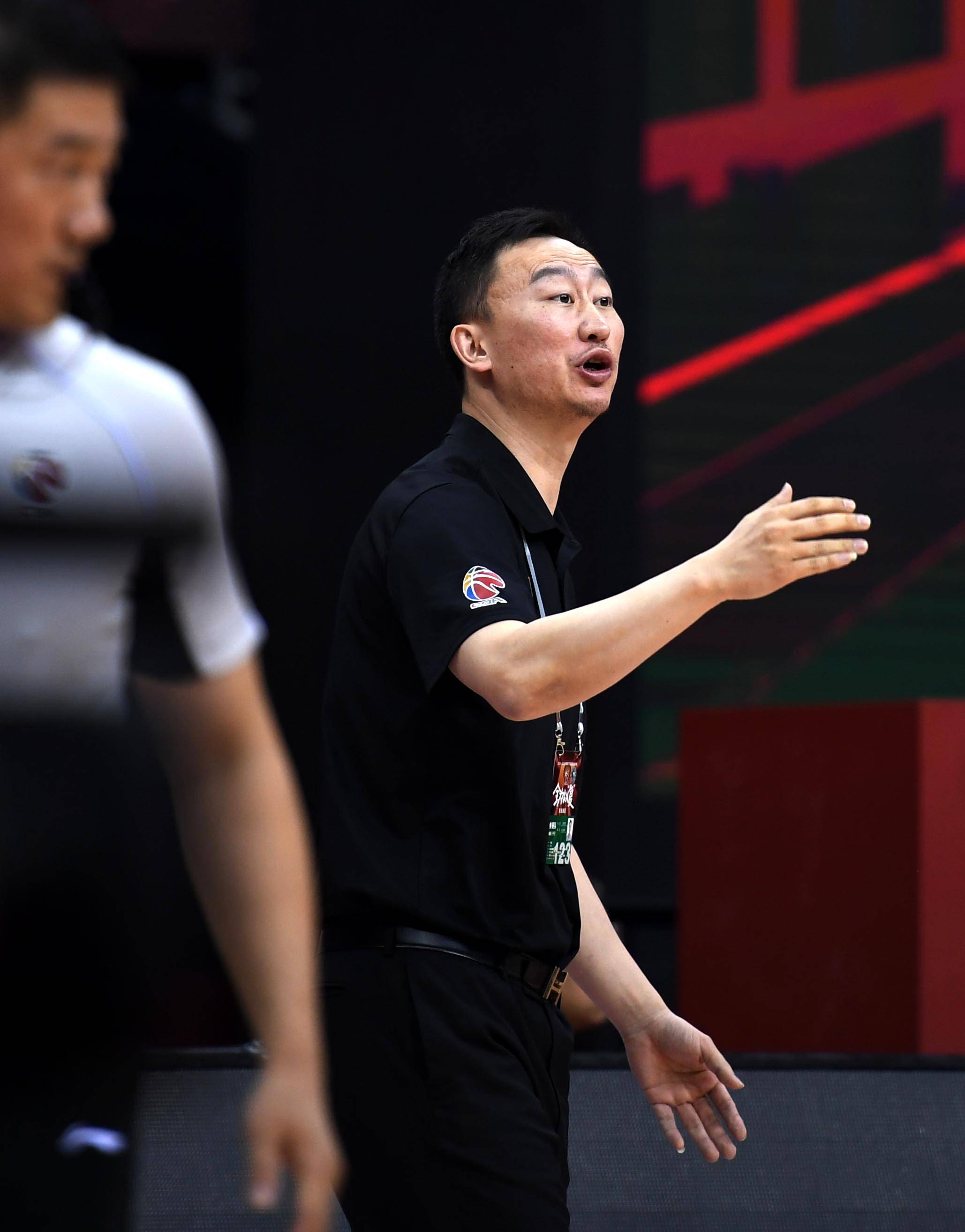 6月26日,浙江稠州银行队主教练刘维伟在场边指挥.