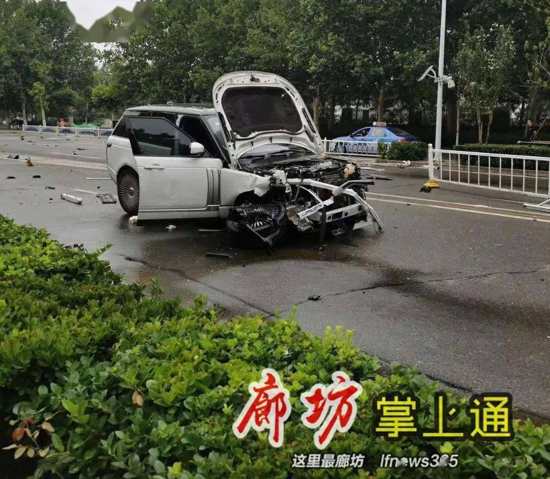 大清早廊坊街头一路虎撞得面目全非
