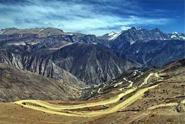 世界屋脊上最壮观的天路之字形公路在大山上盘旋