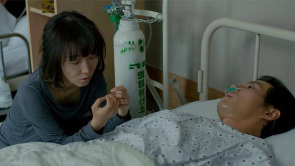 丈夫全身瘫痪为了勉强生活她付出了自己的一切韩国电影
