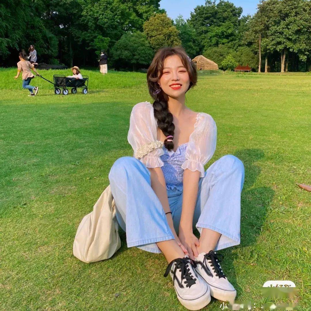 不过想要拍好这类写真,动作就得略显浮夸和做作了,而且它还很考验"