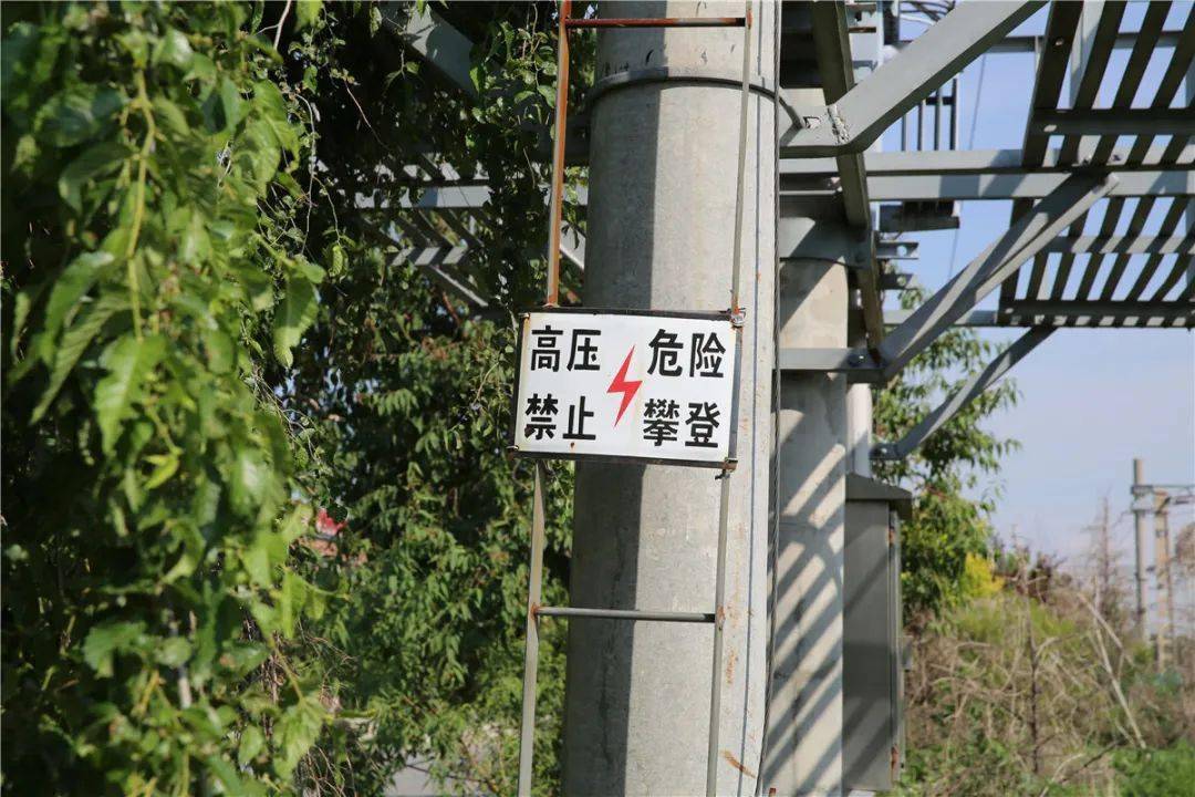 禁止通行的过道上悬挂危险警示牌;在室外地面高压设备上和构架上工作