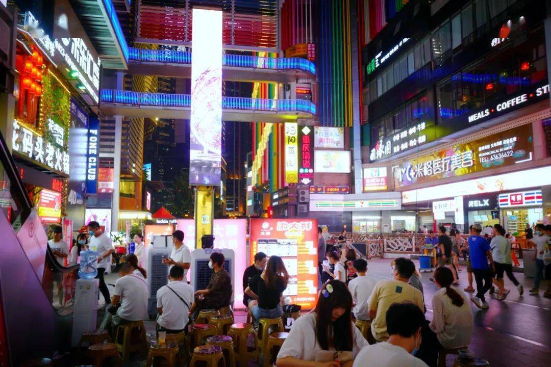 我第一次来重庆喝酒,走进的第一家酒吧,便是flavor lounge得意世界店