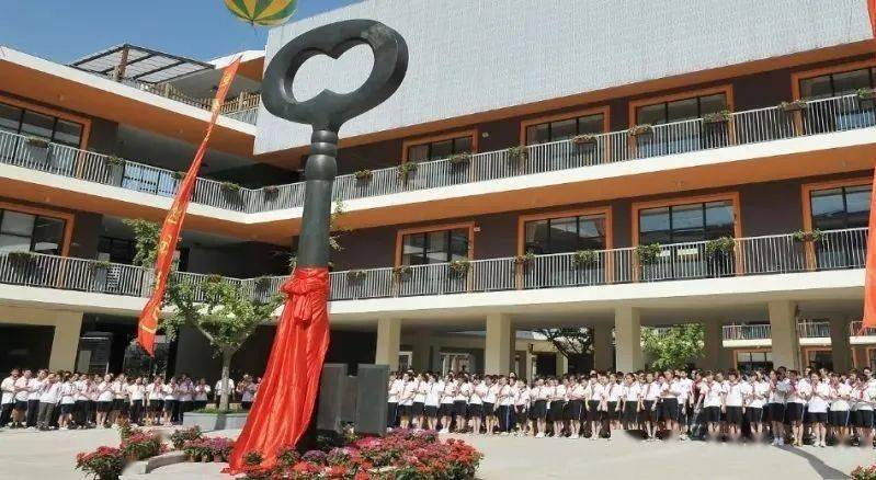 嘉定华二实验创建于2010年,是由华东师范大学第二附属中学承办的上海