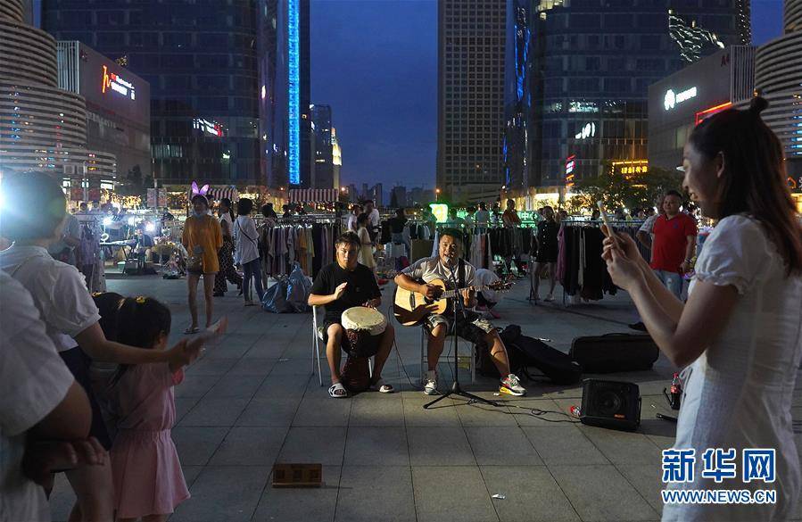 街头表演促进夜间经济"文化活动