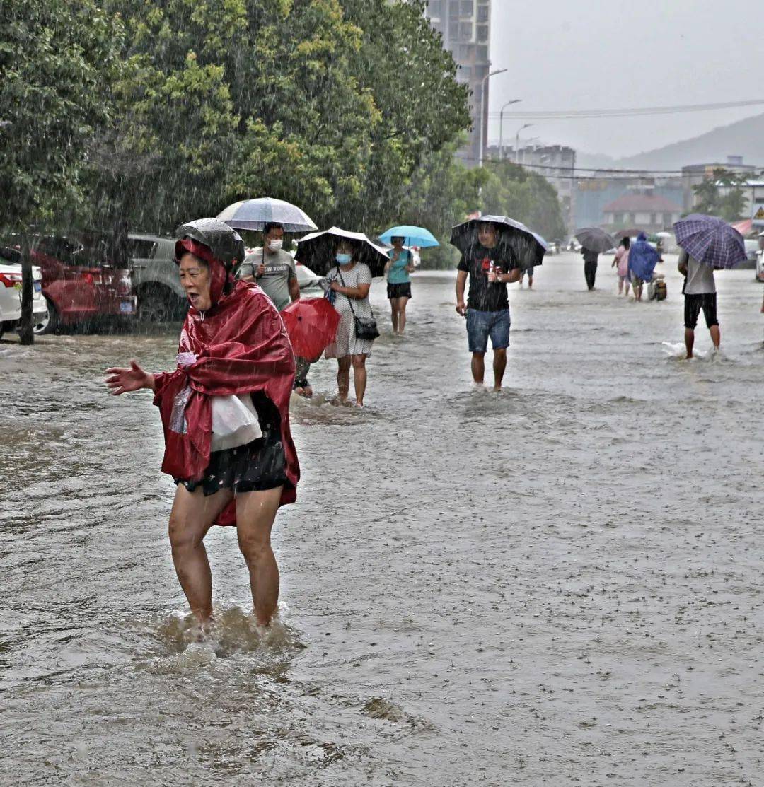 暴雨中的淮南,有人偷偷拍下了这一幕