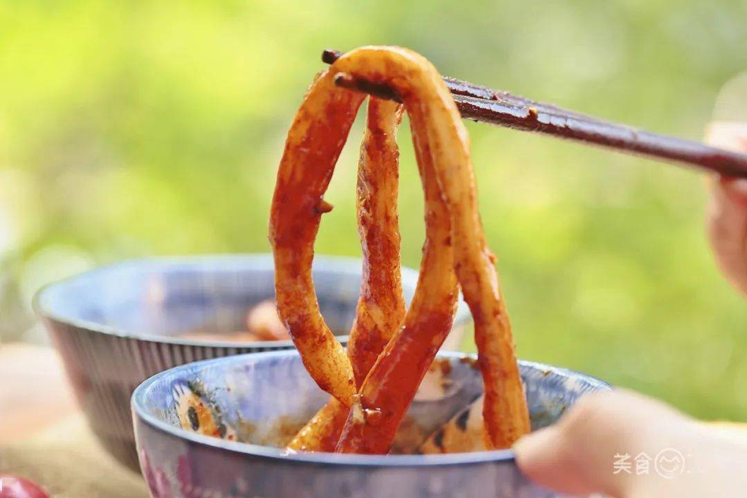 再配上花生碎,花椒的香味,以及油泼辣子的麻辣刺激,份量不大,但感觉