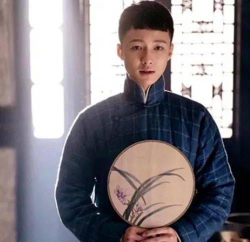 伶工吴彩霞,芙蓉草,裘桂仙都是好朋友,唱青衣有工半调实力,他跟尹小峰