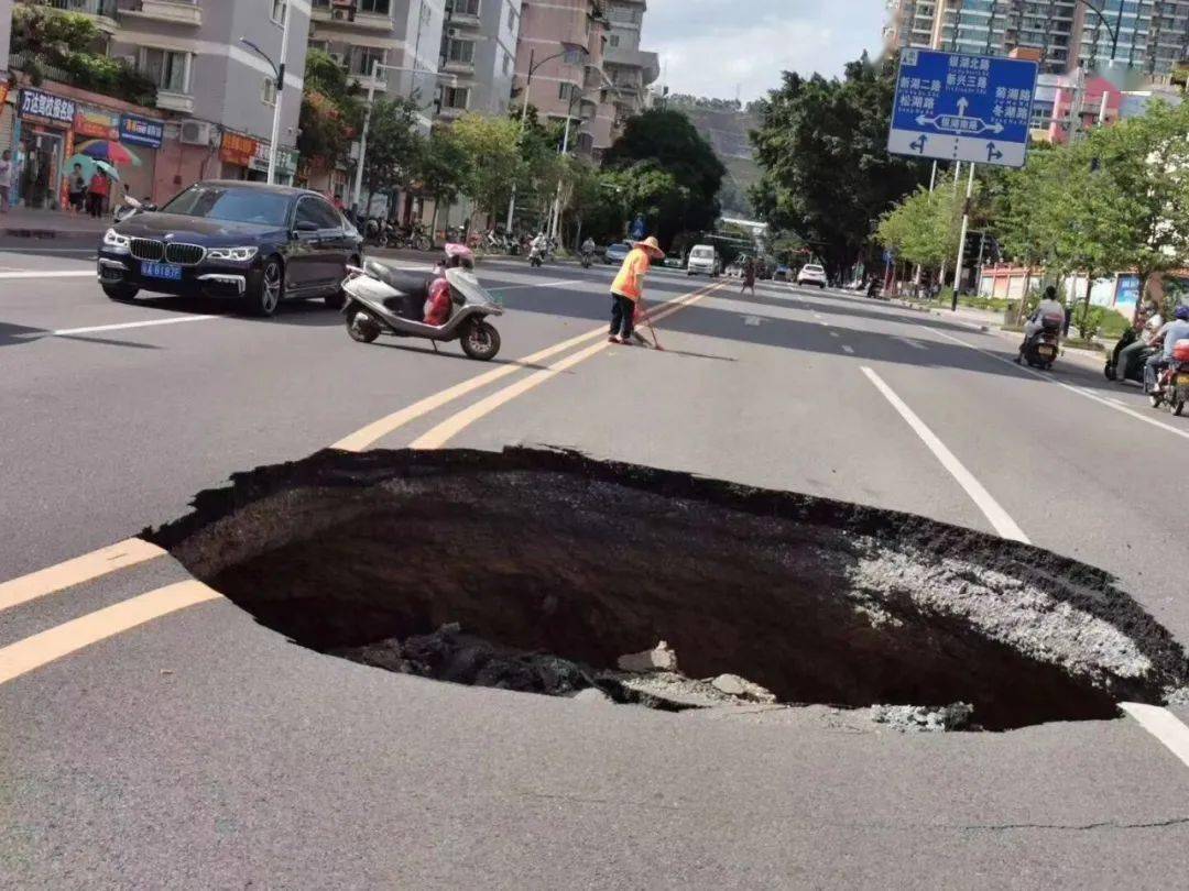 【事发梧州】芝麻城附近的新湖一路,路面发生坍塌!大家经过要注意绕行