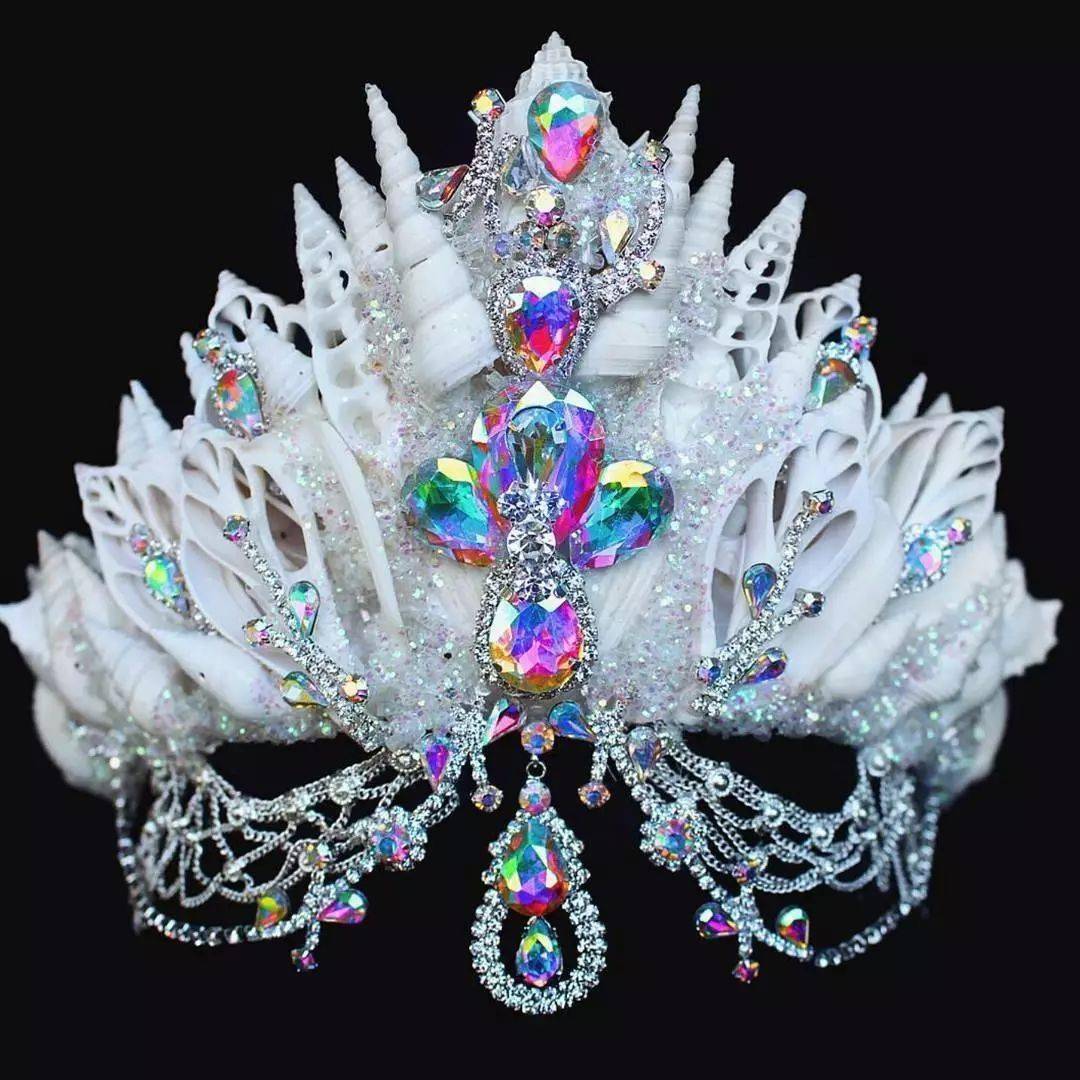 27岁妹子用捡来的贝壳做王冠,成本5块卖10000元,惊艳250万网友:"垃圾"