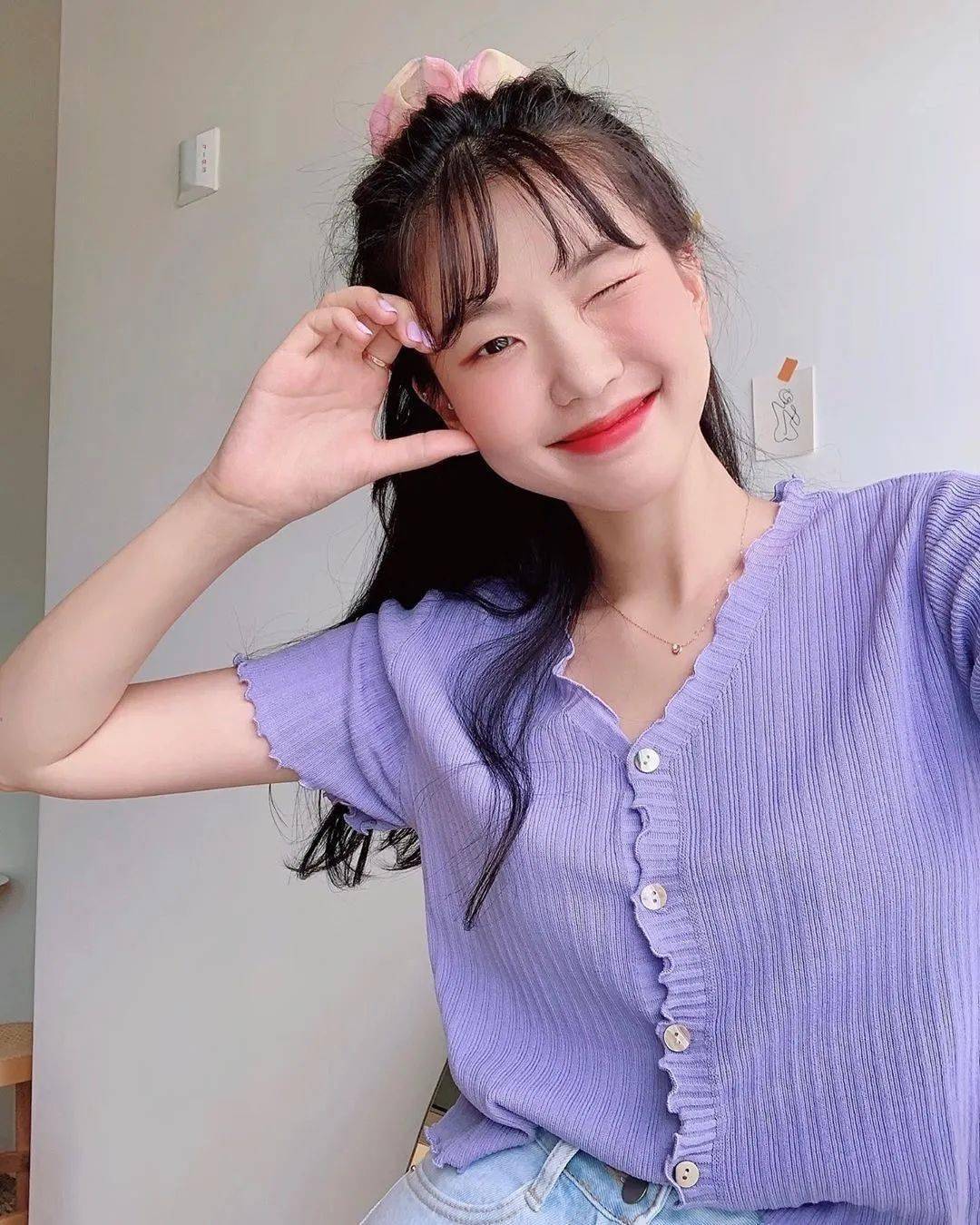 满分治愈笑容单眼皮圆脸韩国博主示范清新夏日穿搭