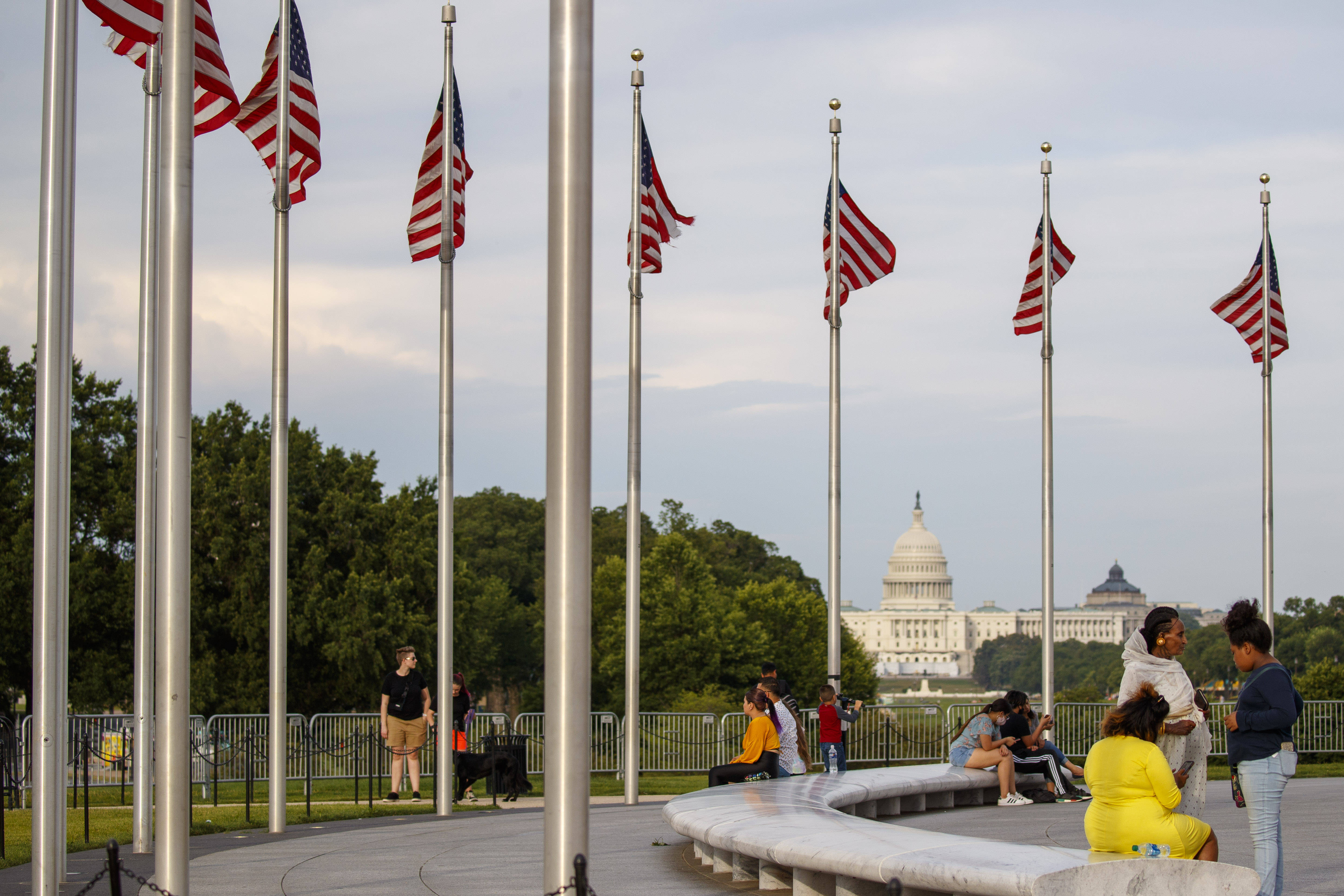 6月28日,人们在美国华盛顿国家广场休闲