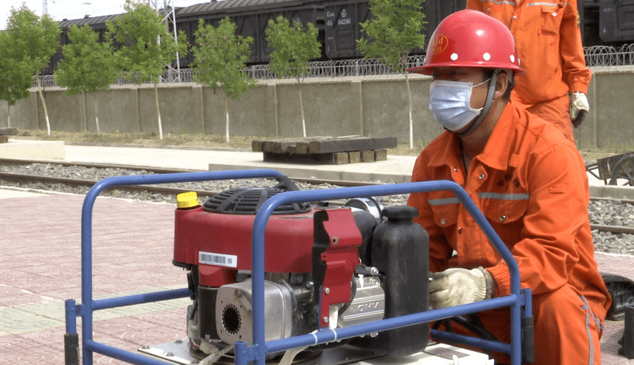哈密机务段严把机车乘务员防洪安全最后一道关口落实"五个确保,五个见