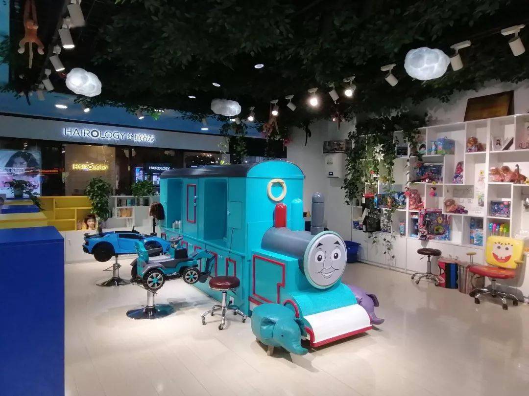 上了这里不喜欢理发的孩子搬到了理发店当爱玩的升降小汽车边"驾"车边