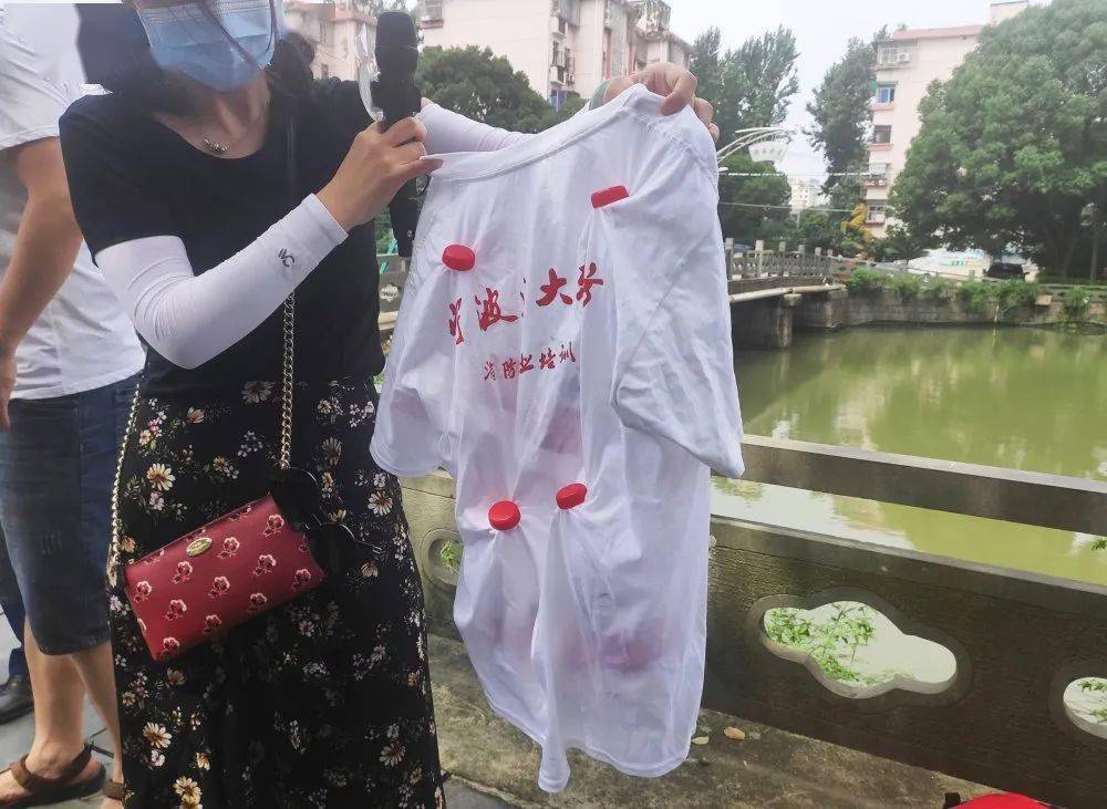 "简易救生圈"就是 把大量的矿泉水瓶放入衣服内,再将衣服的衣领