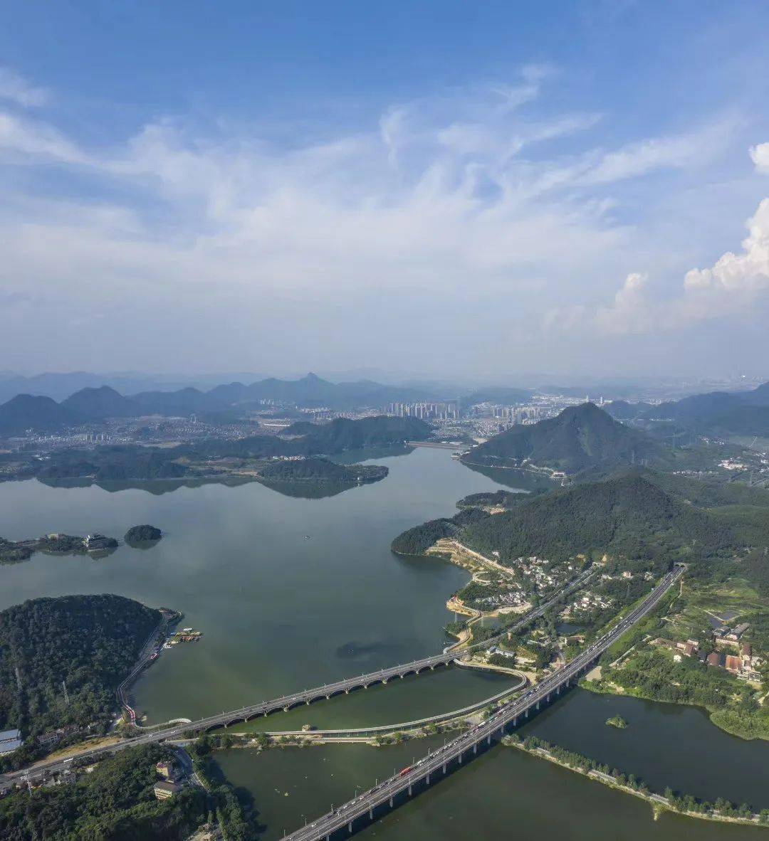 周末坐上专线去避暑吧下地铁就能坐上直达天目山青山湖景区的专线