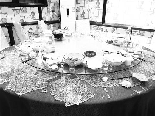十名顾客包厢吃饭 餐桌钢化玻璃突然爆裂