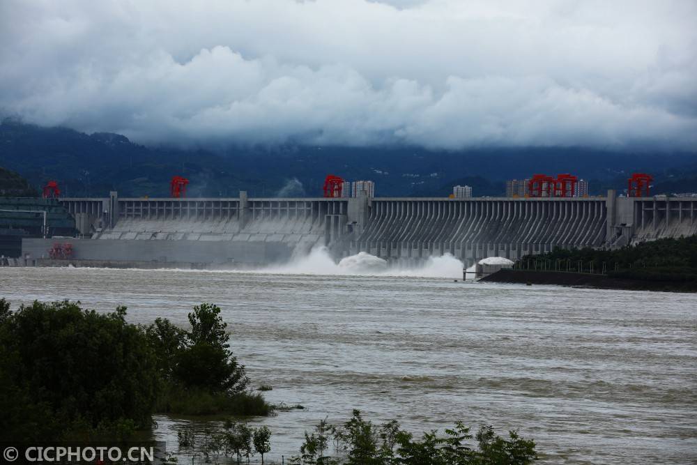 2020年6月28日,位於湖北省宜昌市的長江葛洲壩水利樞紐工程開閘洩洪.