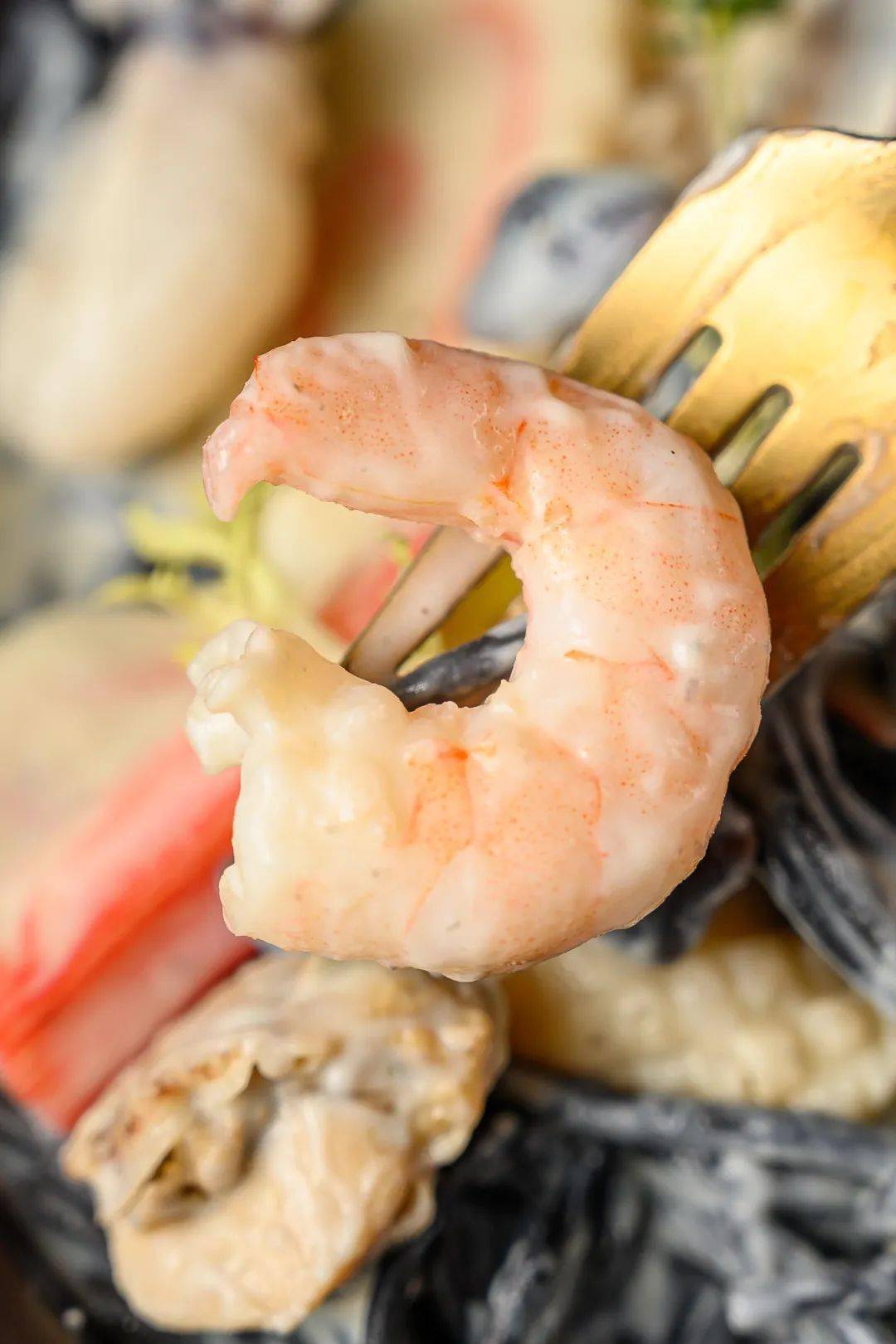 鲜嫩又清甜,口感丰富有层次鲜虾,墨鱼仔,蟹柳,鱿鱼,元贝顶部铺上了满