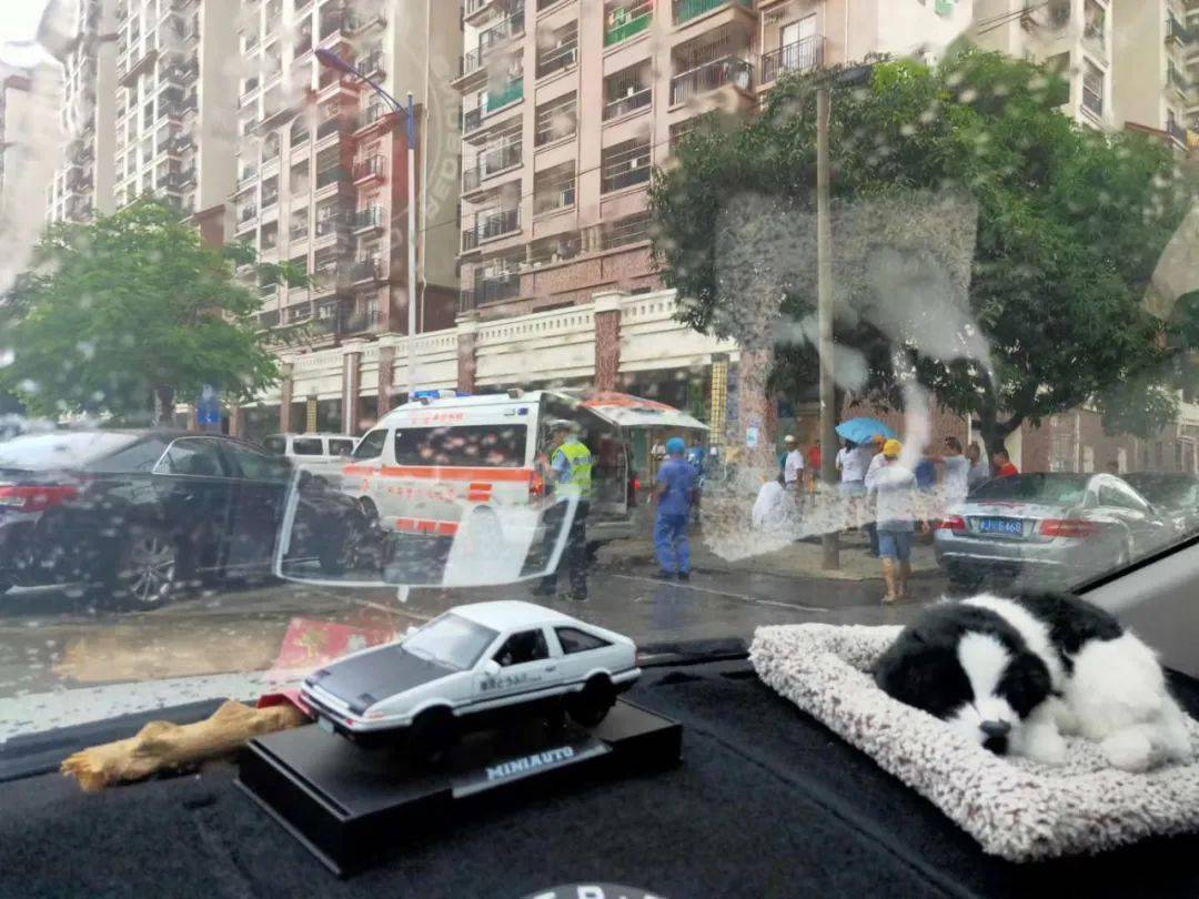 开平接连发生3单车祸!一女子倒地不起.