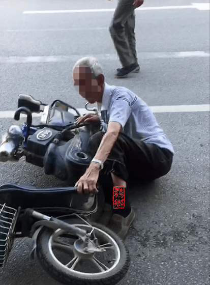 天明广场有老人骑车突然摔倒,是他们伸出了援手