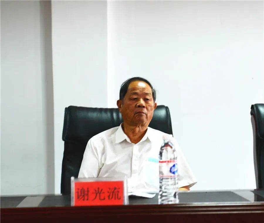 会上,兴国县实验小学教师方必成从学习围棋的意义到介绍兴国县实验