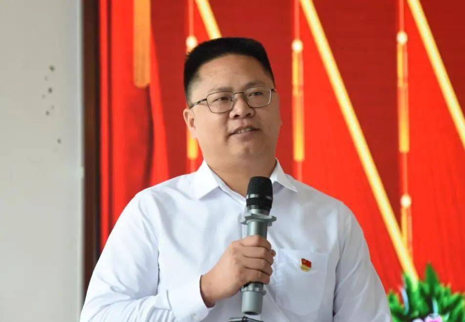 教育系统开展庆祝建党九十九周年暨新党员宣誓大会