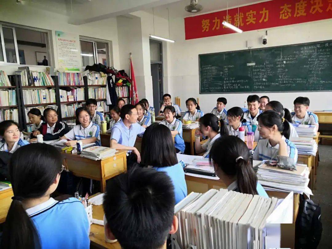 育人楷模以爱为教尽职尽责费县第二中学张兆厚
