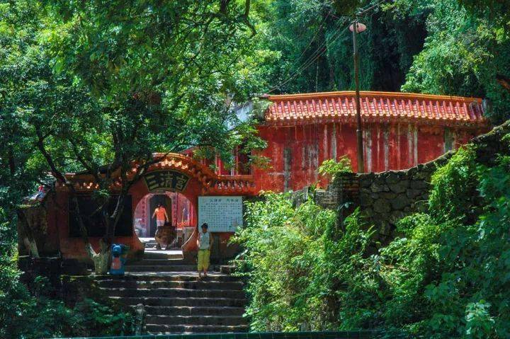 这三名艺术名人为六峰山大门景观画龙点睛