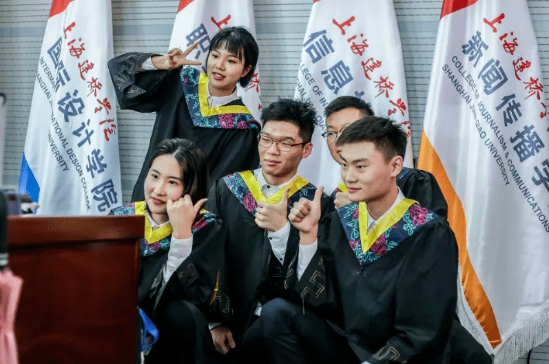 颁发雷锋奖章请战疫校友分享感悟一一上海建桥学院毕业典礼别开生面