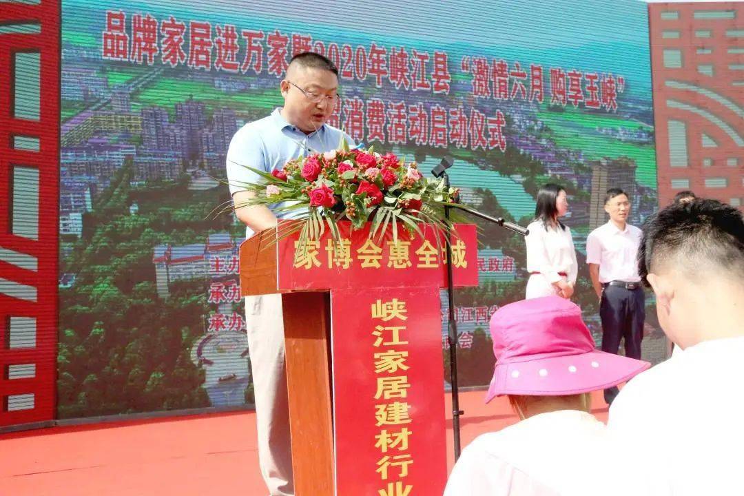 本次活动得到了县委县政府的高度重视,县委常委,统战部长雷芳亲临现场