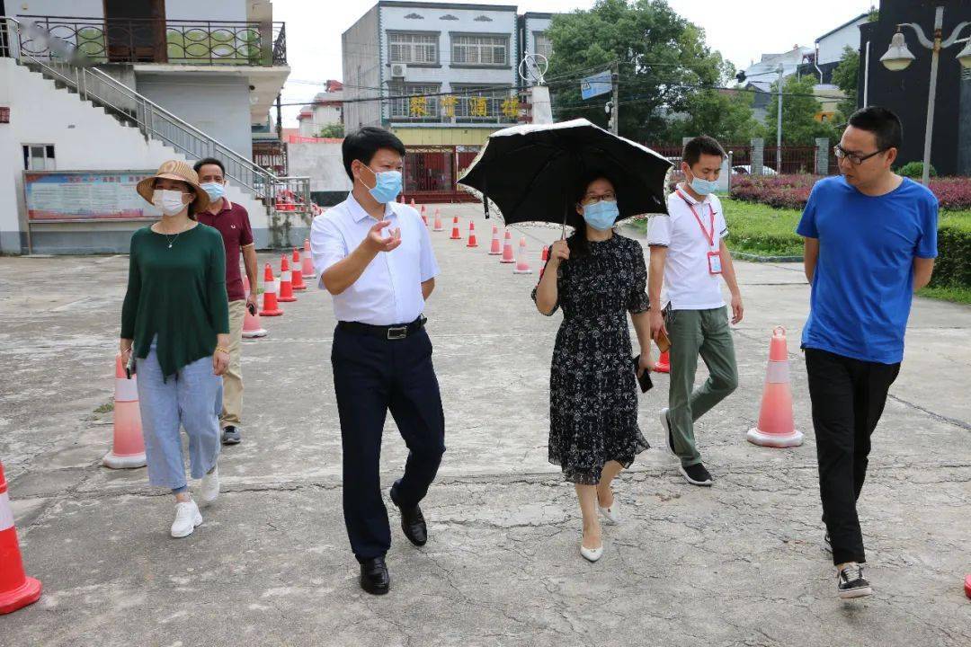 初二复课:副市长肖生娥督导检查初二复学复课工作