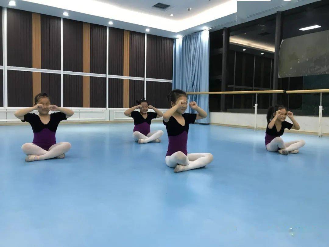 中国舞蹈考级二级舞蹈:不倒翁