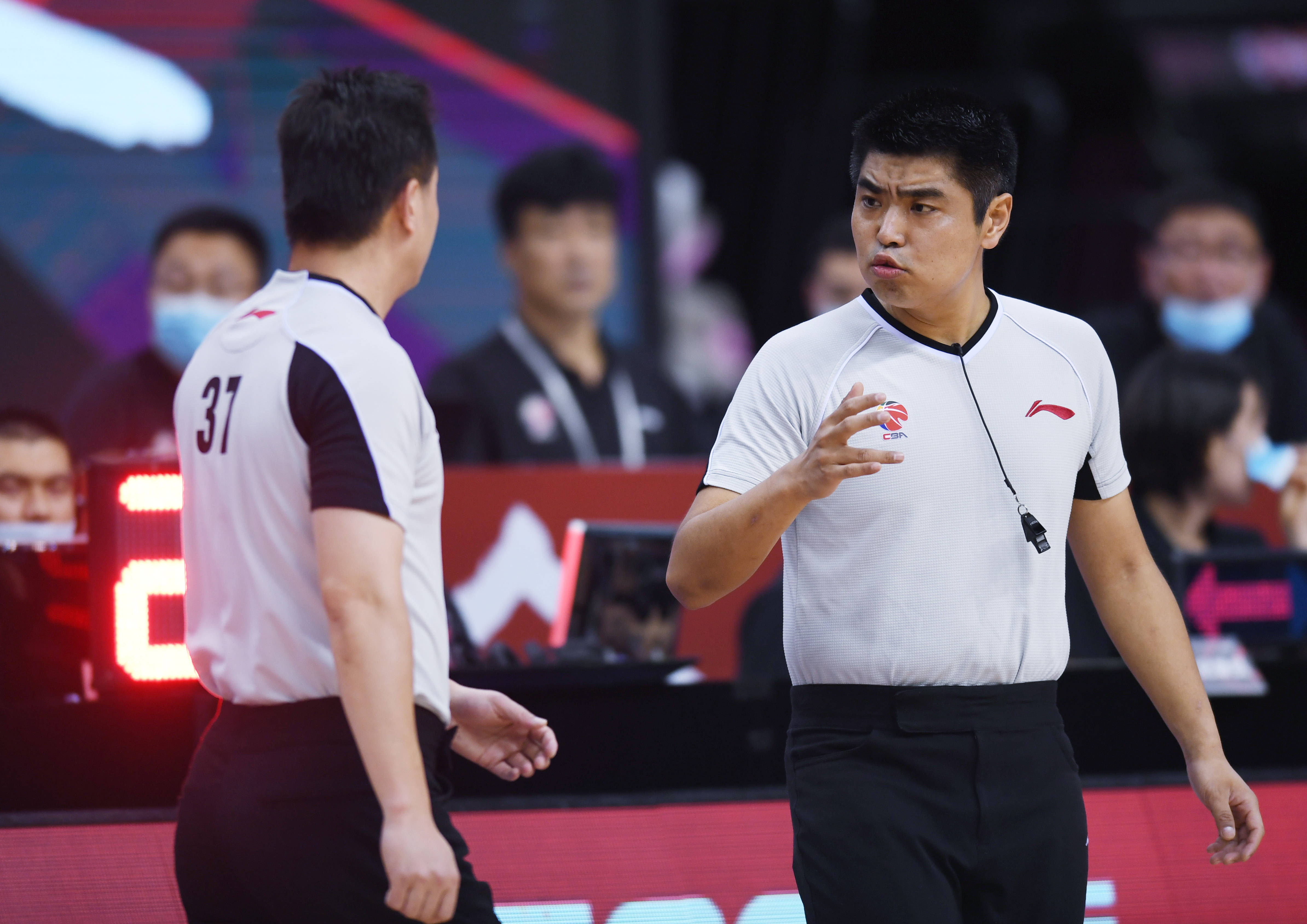 2020年7月2日7月2日,第一副裁判张磊(右)在比赛中与主裁判段铸沟通
