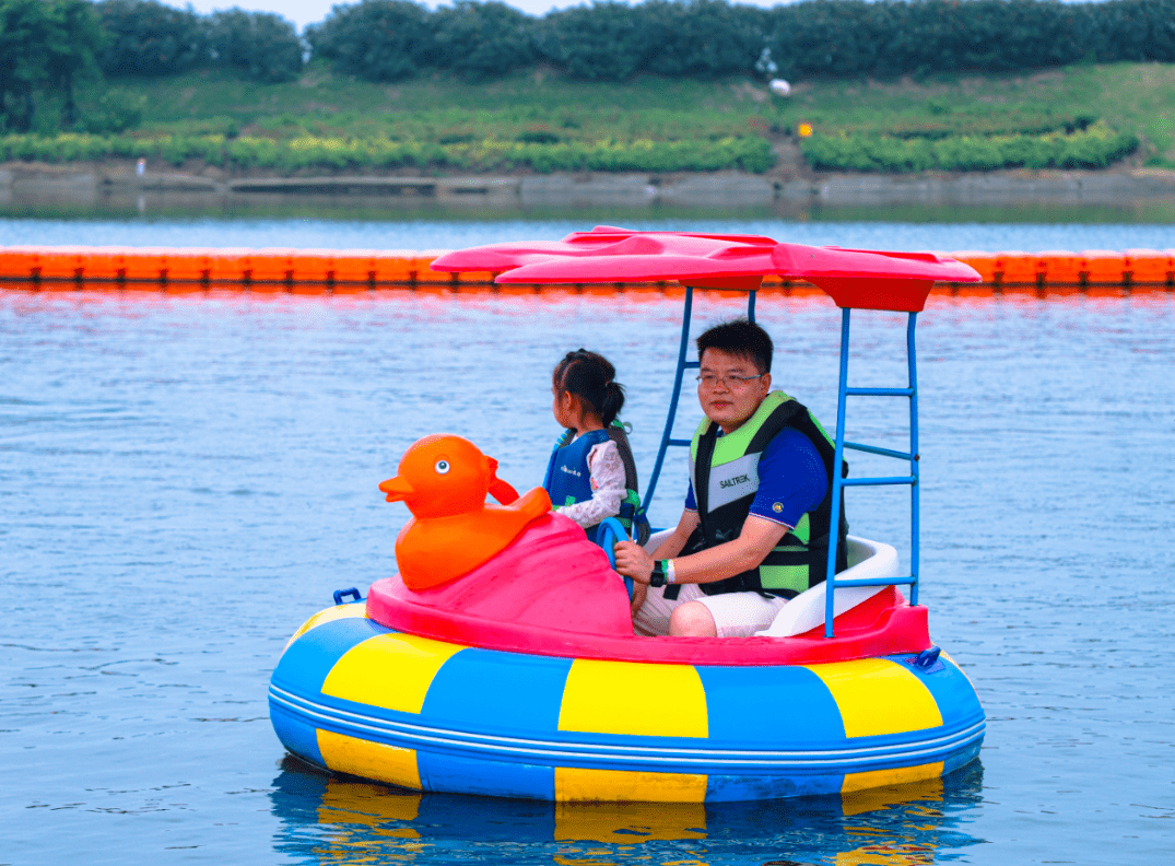 碰碰船是专为孩子们开辟出的一片水中乐园色彩斑斓的船头上载着各式各