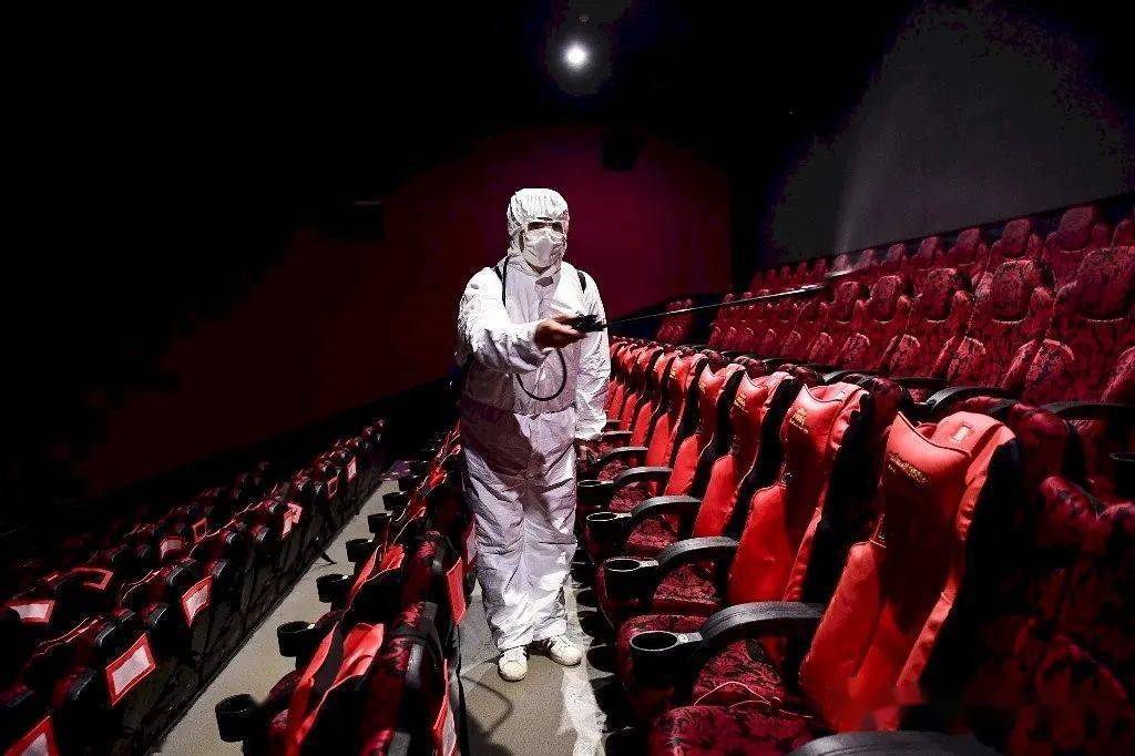 受疫情影响,电影行业已停摆半年.图为辽宁一家电影院在消毒.