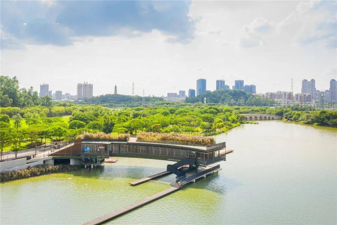 龙舟汇坐落在顺峰山公园桂畔湖边 站在二,三楼 龙舟汇由顺德区崭府