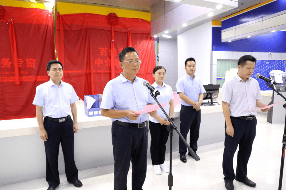 百色市委常委,市政府常务副市长石国怀在揭牌仪式上致辞