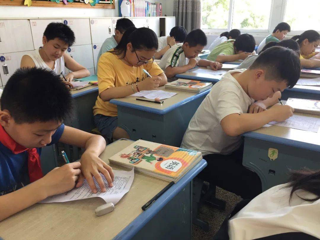 佛堂小学606班的同学在自主探究,找出本张试卷中自己觉得最需要老师