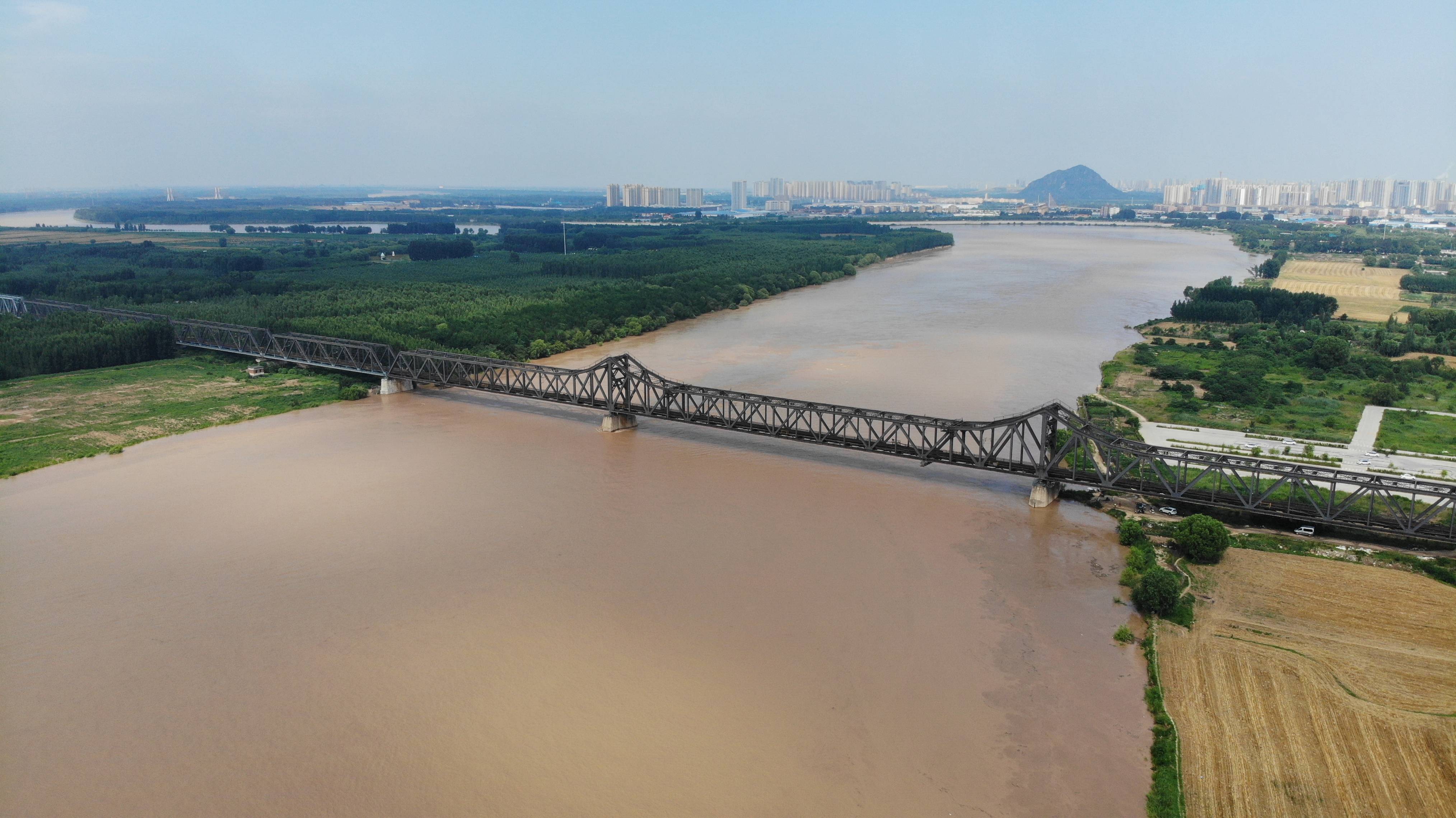 图为6月30日拍摄的黄河济南段泺口黄河铁路大桥附近的河面(无人机照片