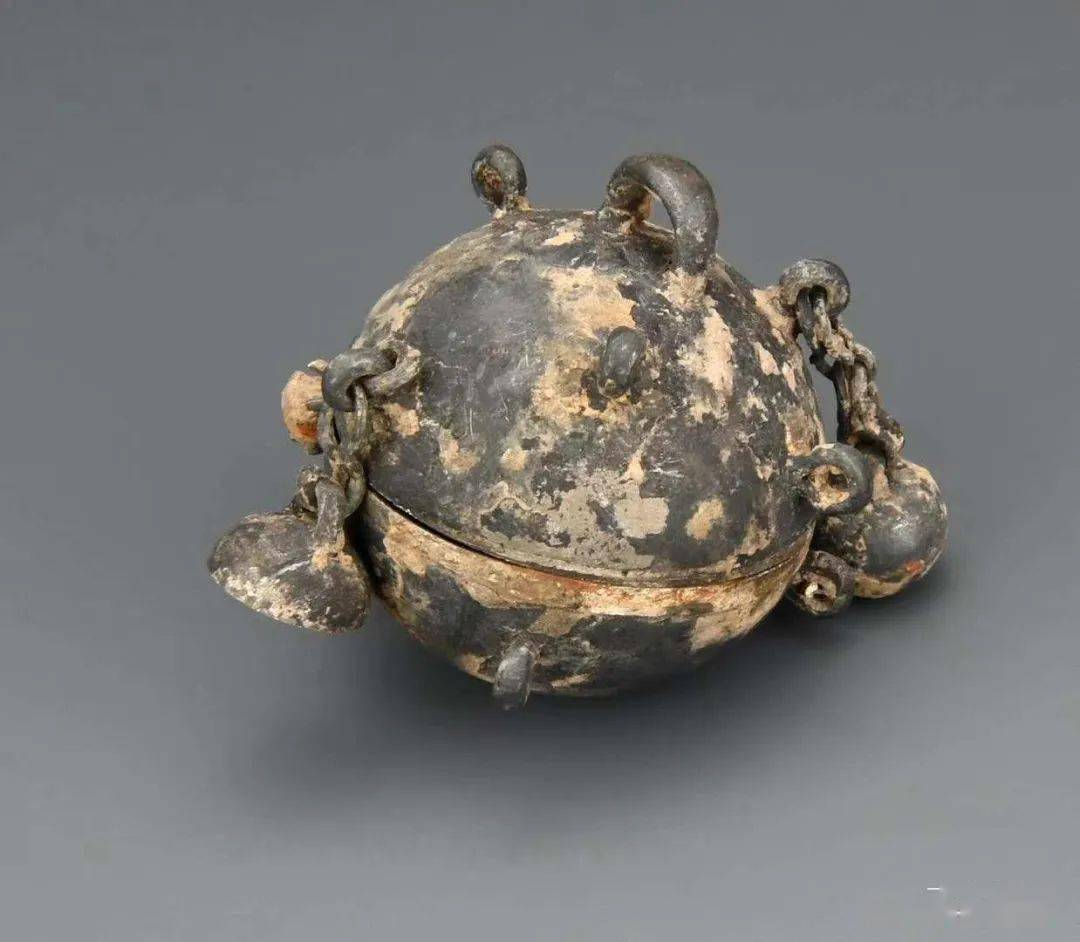 窑址20座,灰坑10处,出土青瓷,陶,铜,铁,滑石器等各类重要文物800余件