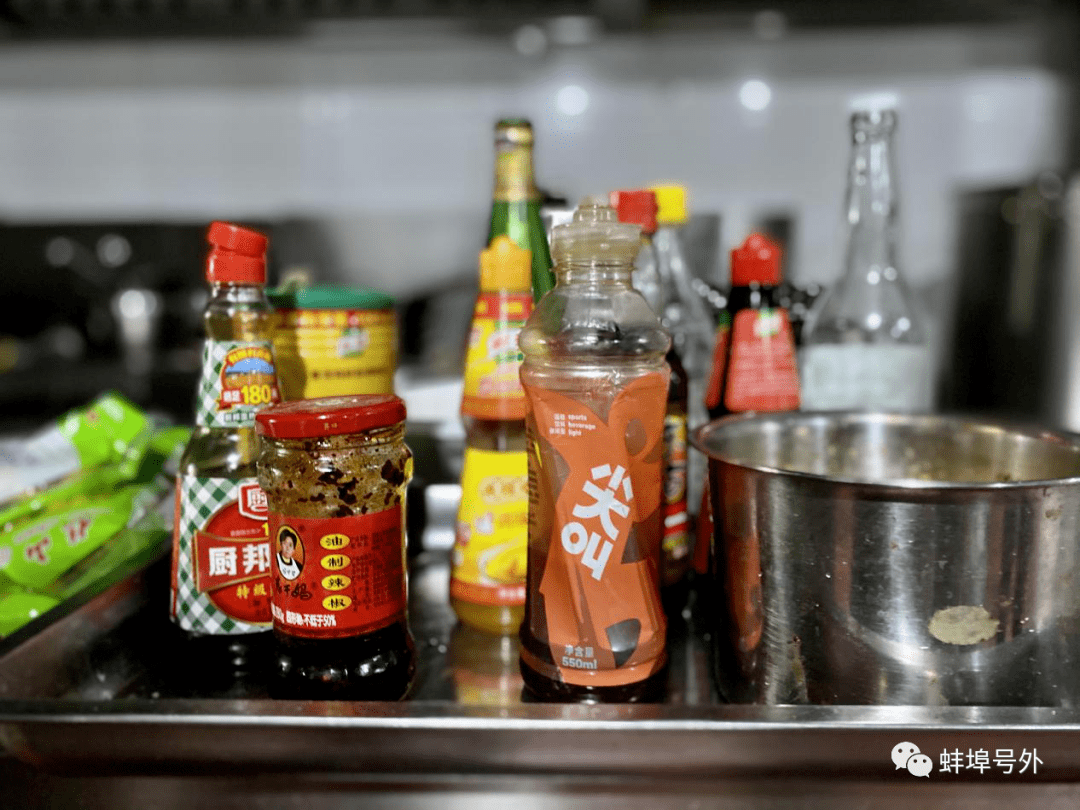 【曝光】无证经营,使用过期调料,后厨有老鼠.蚌埠这几家饭店问题多多!