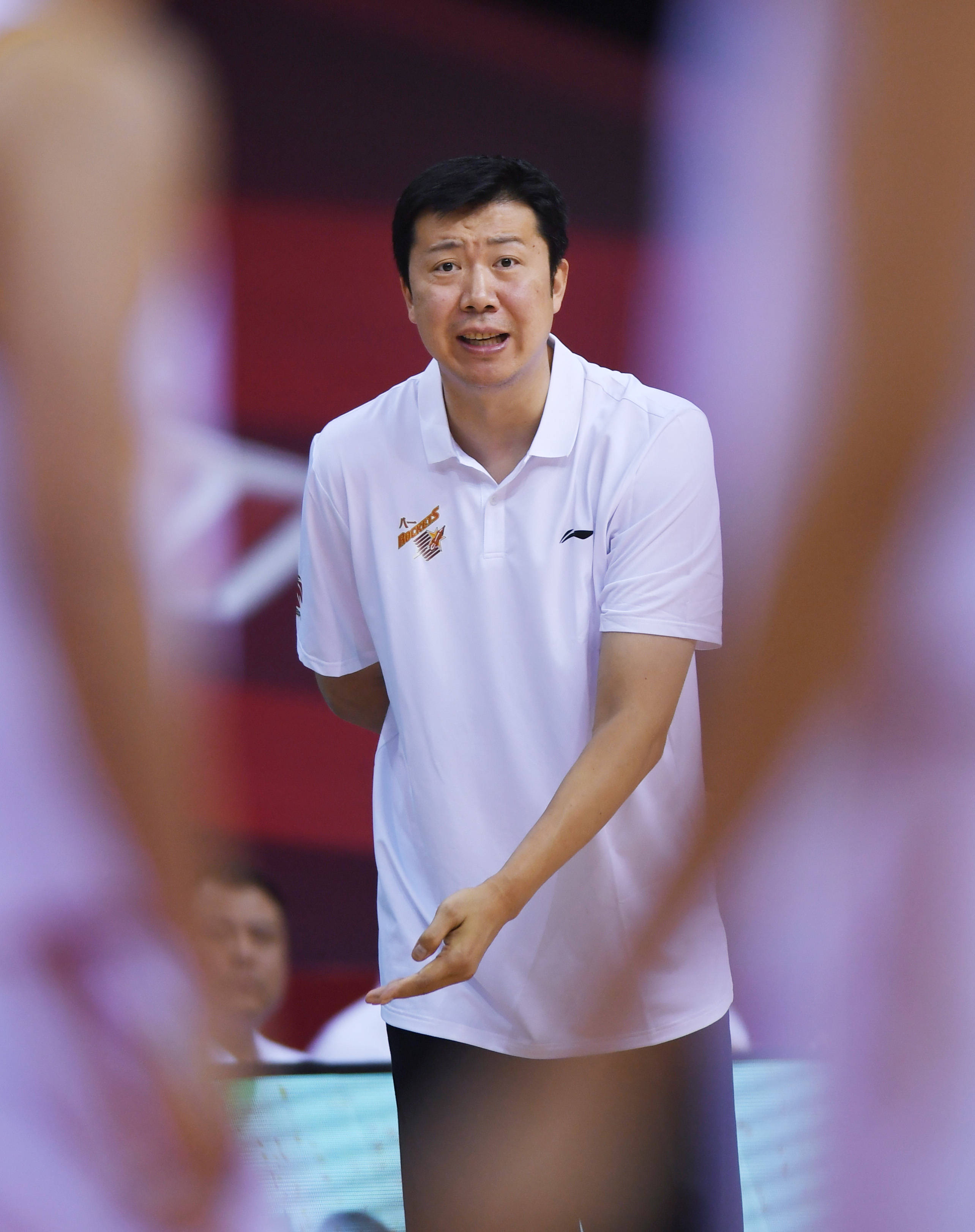 7月3日,八一南昌队主教练王治郅在场边指导队员.