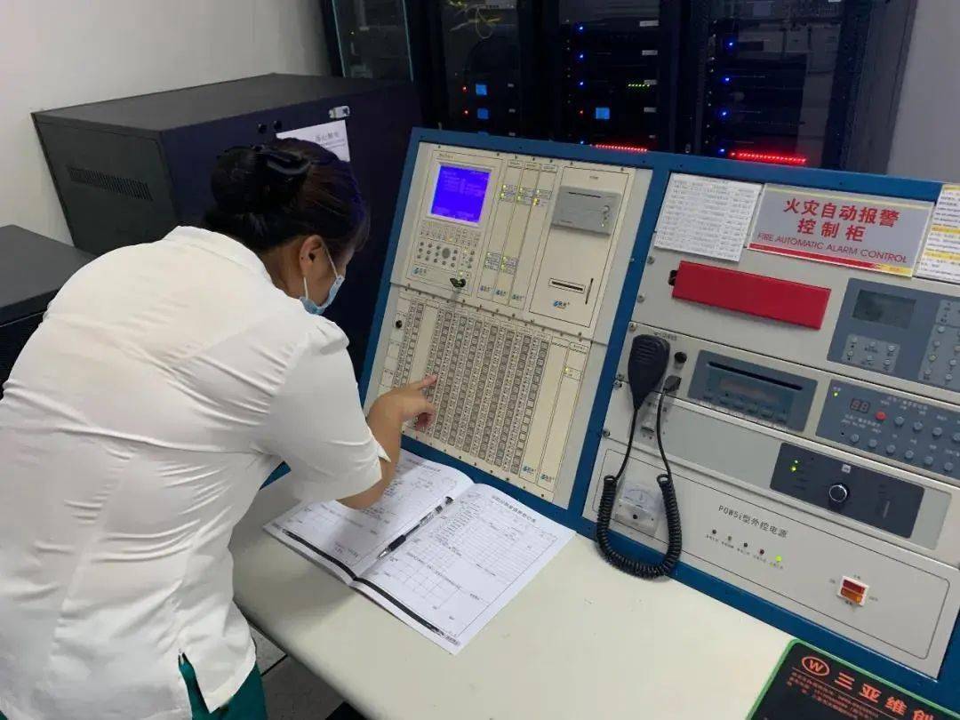 消防中心值班员启动消防广播进行疏散