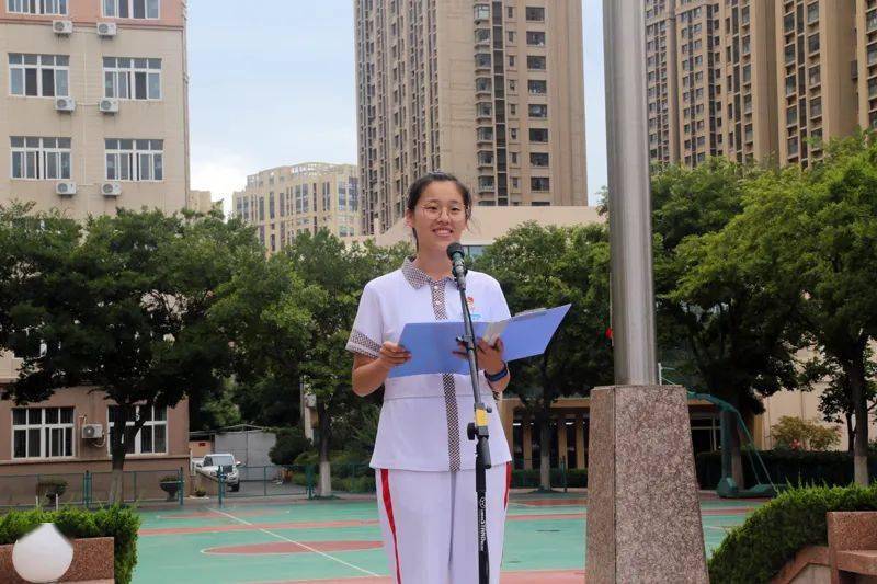 青岛五十八中高三师生最后一次跑操巨幅国旗下的铮铮誓言