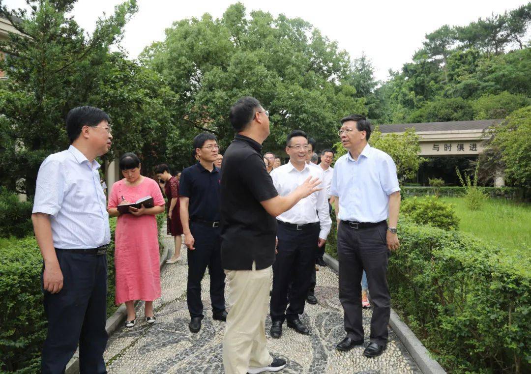 "陈根芳一行先后来到宁海县星海中学,大佳何镇初级中学,象山县墙头