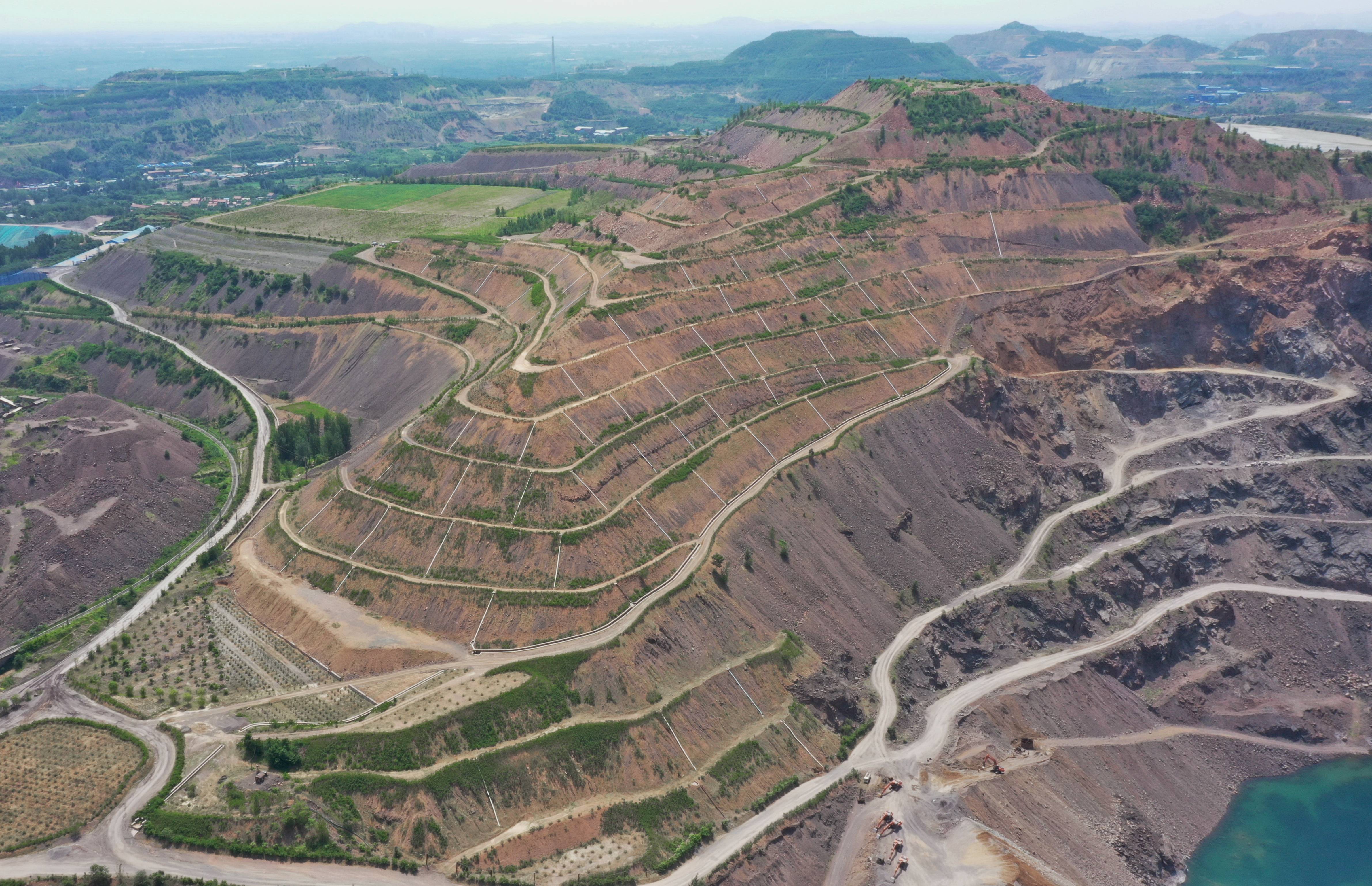 修复矿山疮疤 绿化美丽家园