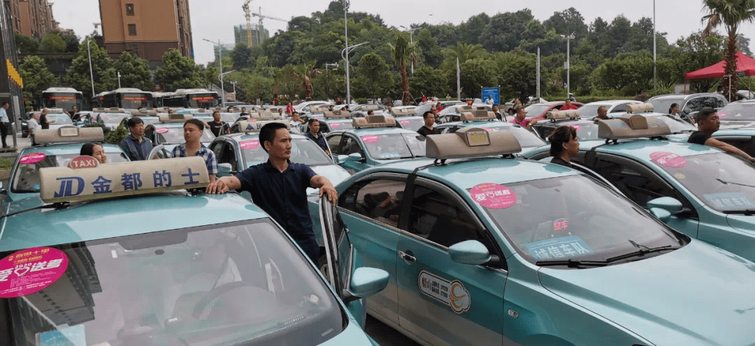 百餘量公交車,出租車 私家車整齊排佈陣容強大 由衡陽交通經濟廣播